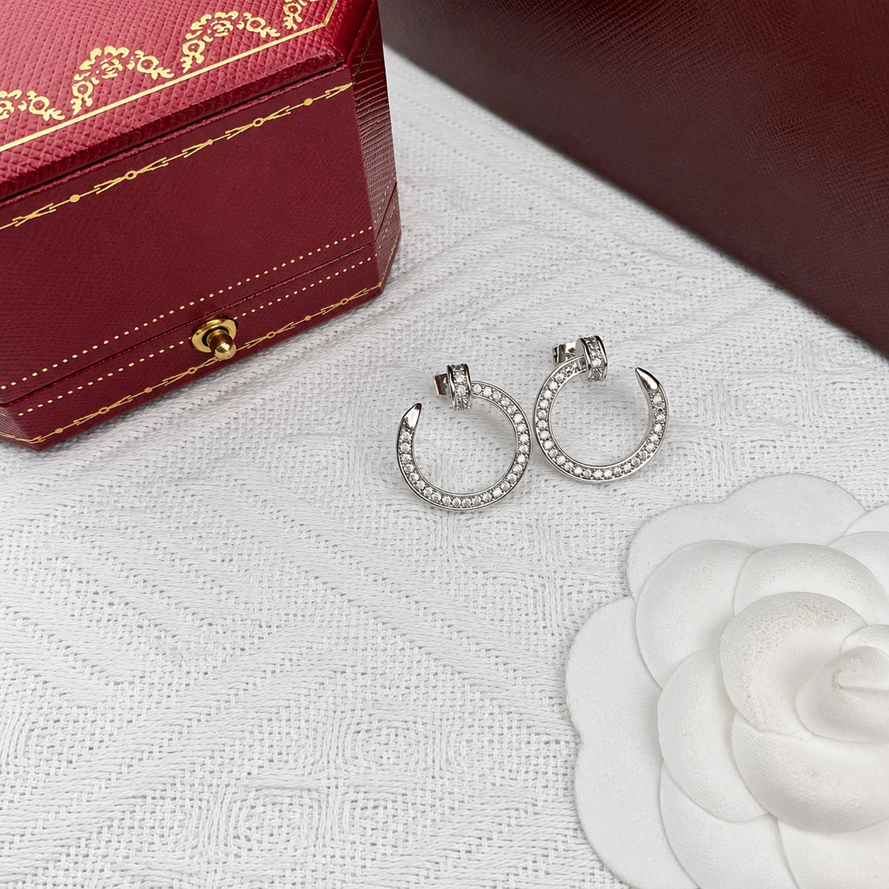 BOUCLES Cartier juste un clou pavé