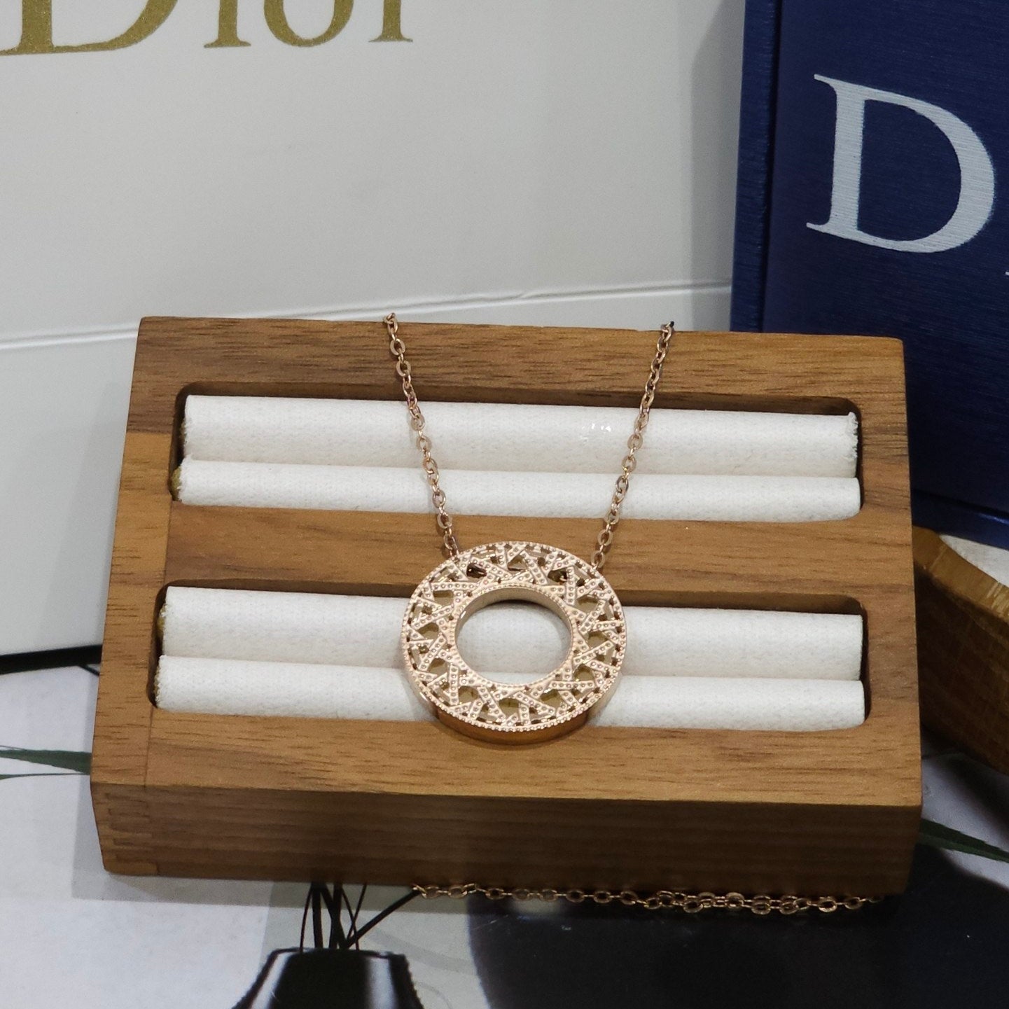 COLLIER DIOR A01