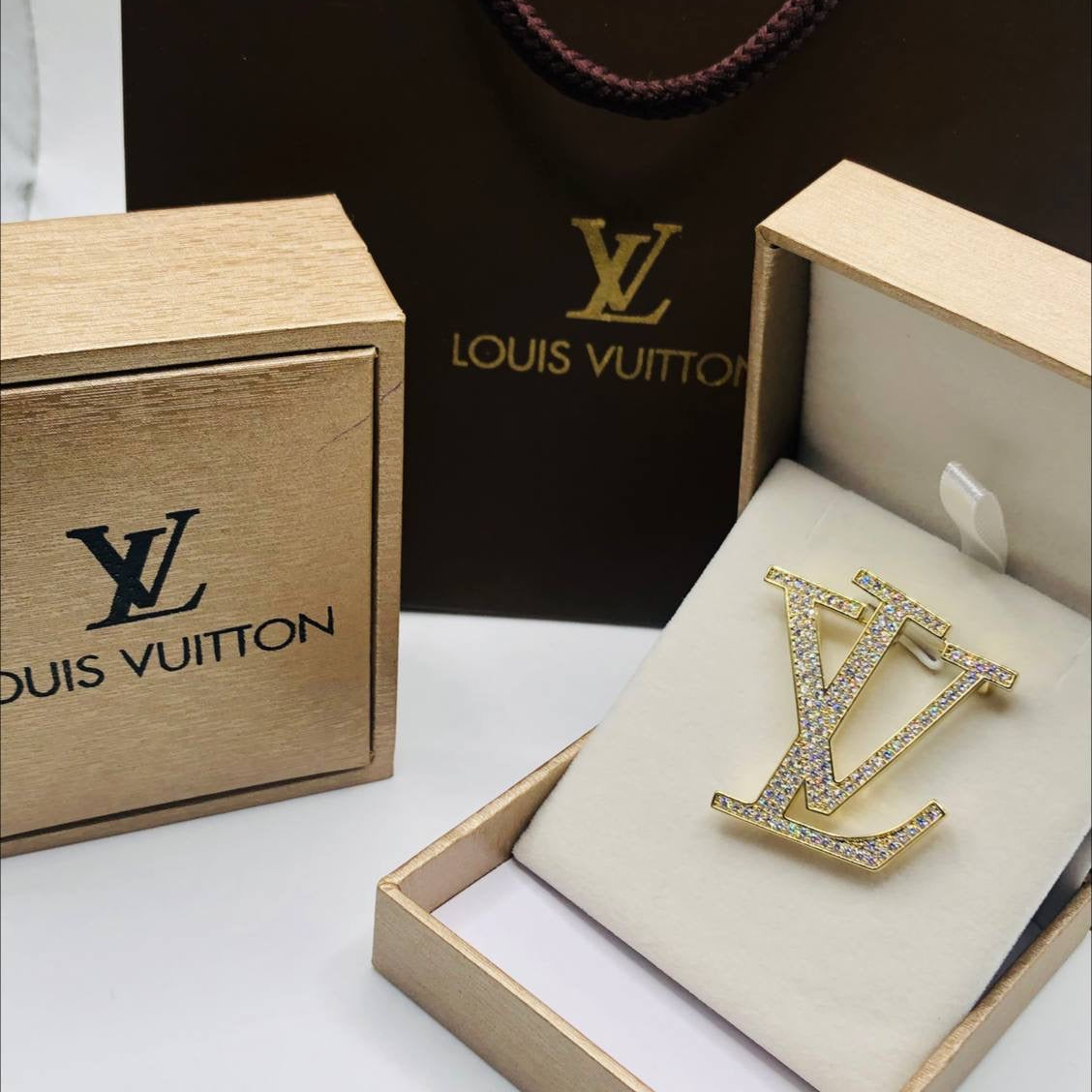 Broche LV doré